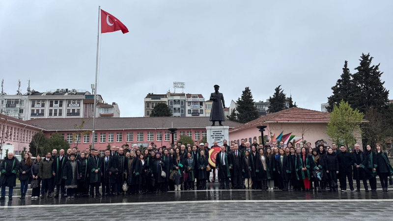 Çanakkale Barosu, 5 Nisan Avukatlar Günü kapsamında Çanakkale Cumhuriyet Meydanı'ndaki