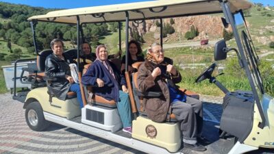 Bozcaada Belediyesi, uzun aradan sonra elektrikli araçlarını yeniden Ada'da kullanıma